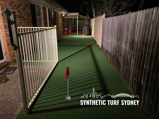Synthetic putting green installation