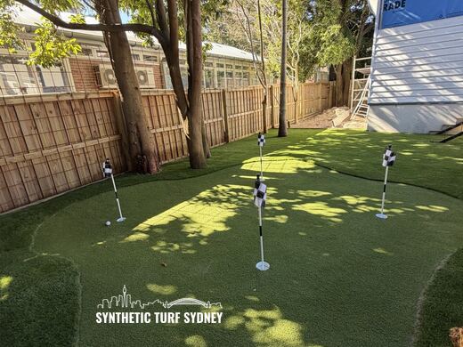 Synthetic putting green installation