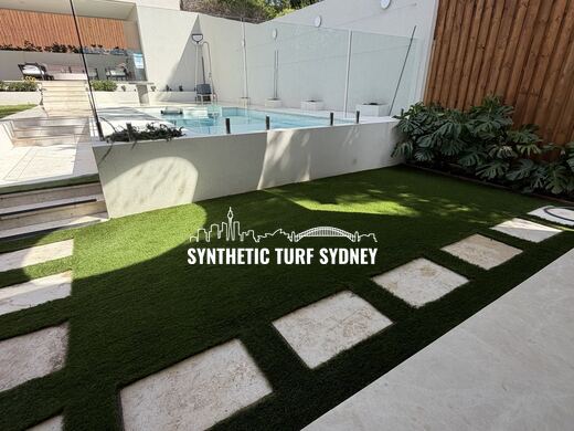 Stepping stones through a poolside lawn, laid in Collaroy 40mm synthetic turf