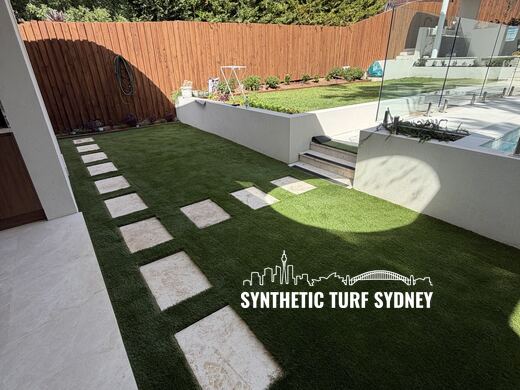 Stepping stones through a poolside lawn, laid in Collaroy 40mm synthetic turf