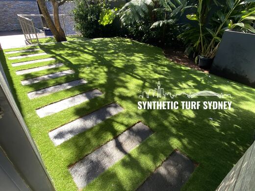 Stepping stones down a lawn slope, laid in Collaroy 40mm synthetic turf
