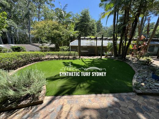Curved lawn in a bush garden, laid in Collaroy 40mm synthetic turf
