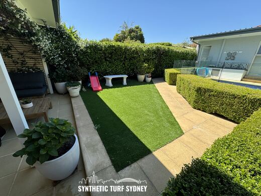 Lawn between clipped hedges, laid in Collaroy 40mm synthetic turf
