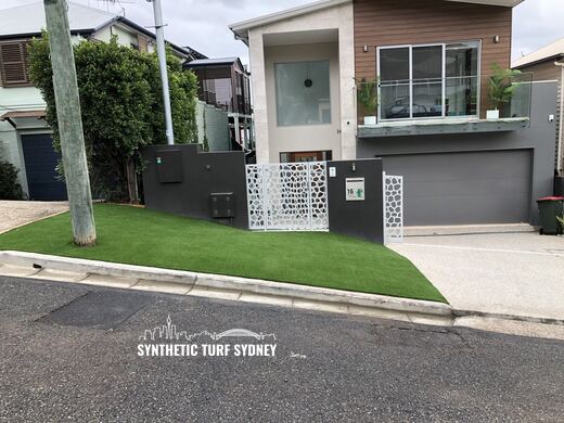 Front verge lawn to a driveway, laid in Collaroy 40mm synthetic turf