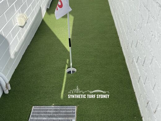 Putting strip in a side passage, laid in STS Putting Turf synthetic turf