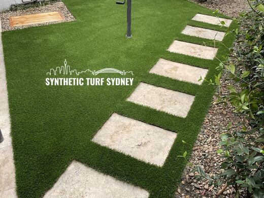 Stepping stones down a side lawn, laid in Collaroy 40mm synthetic turf