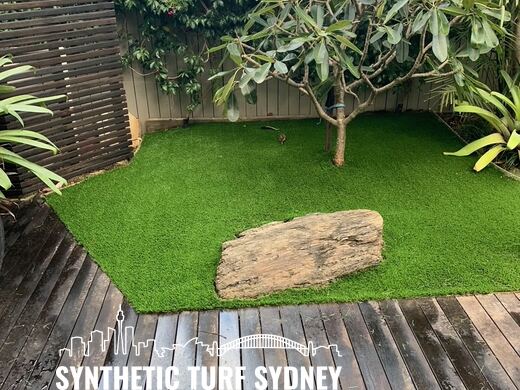 Courtyard lawn with a stone step, laid in Collaroy 40mm synthetic turf