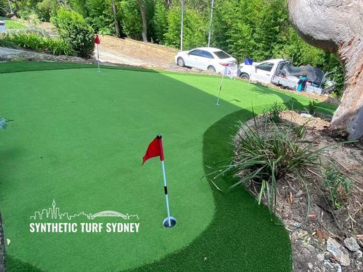 Synthetic putting green installation