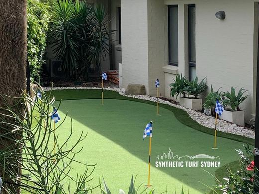 Synthetic putting green installation
