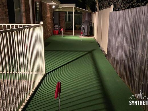Synthetic putting green installation
