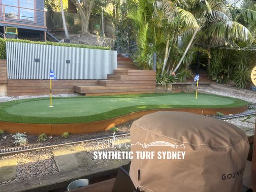 Synthetic putting green installation