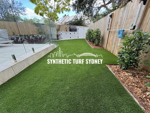 Long rear lawn to a paling fence, laid in Collaroy 40mm synthetic turf