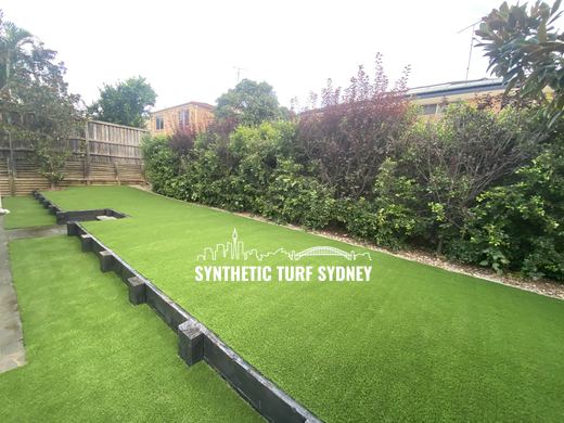 Level rear lawn with hedge screen, laid in Collaroy 40mm synthetic turf