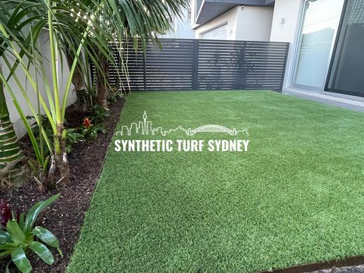 Lawn along a slatted screen fence, laid in Collaroy 40mm synthetic turf