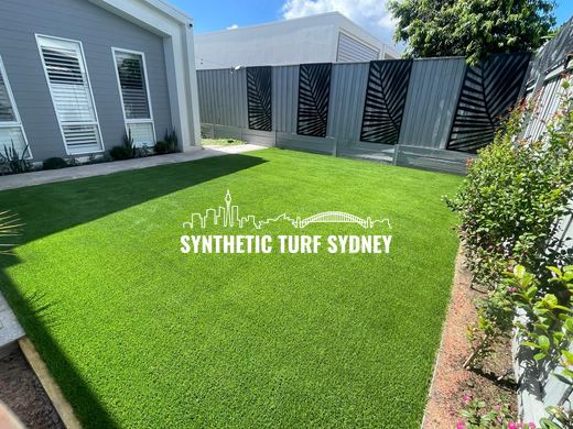 Rear lawn beside privacy screens, laid in Collaroy 40mm synthetic turf