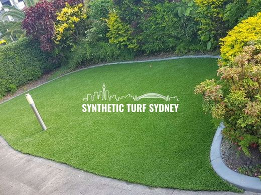 Curved lawn against a hedge, laid in Collaroy 40mm synthetic turf